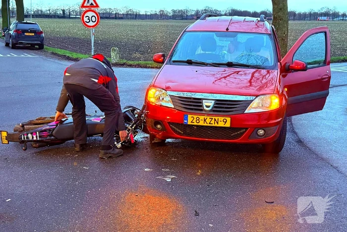 Brommerrijder botst op afslaande auto