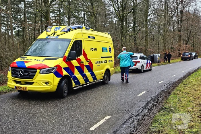 Auto belandt op zijkant naast weg