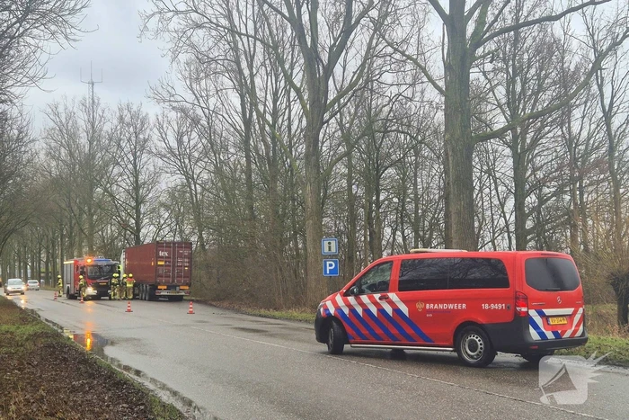 Brandweer controleert vrachtwagentrailer na brandmelding