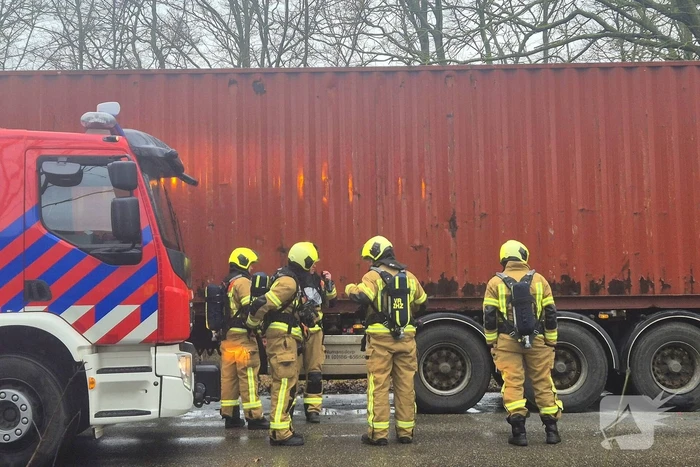 Brandweer controleert vrachtwagentrailer na brandmelding