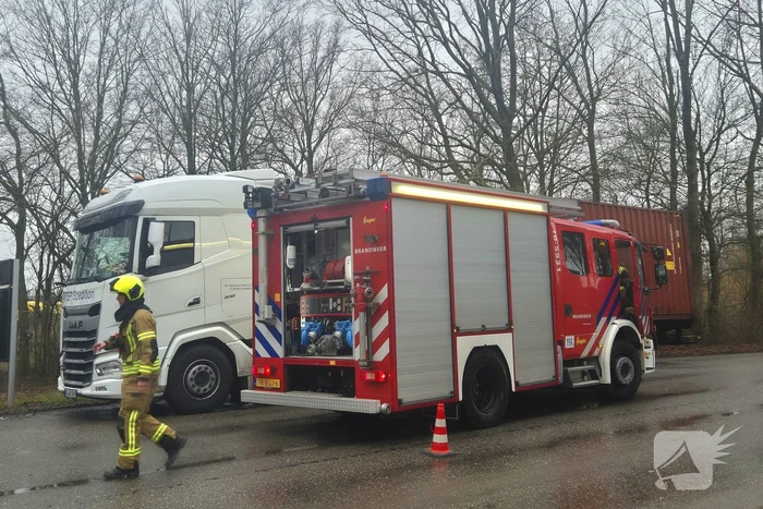 Brandweer controleert vrachtwagentrailer na brandmelding
