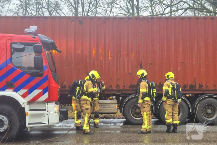 Brandweer controleert vrachtwagentrailer na brandmelding