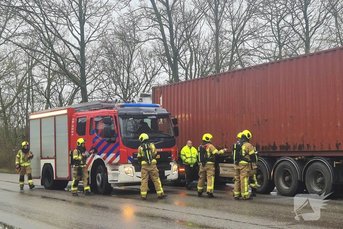 Brandweer controleert vrachtwagentrailer na brandmelding