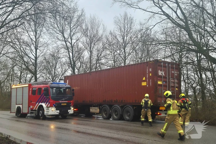 Brandweer controleert vrachtwagentrailer na brandmelding