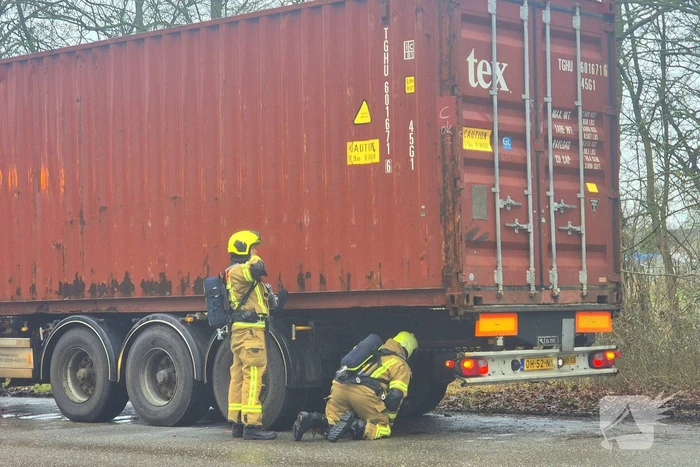 Brandweer controleert vrachtwagentrailer na brandmelding