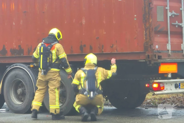 Brandweer controleert vrachtwagentrailer na brandmelding