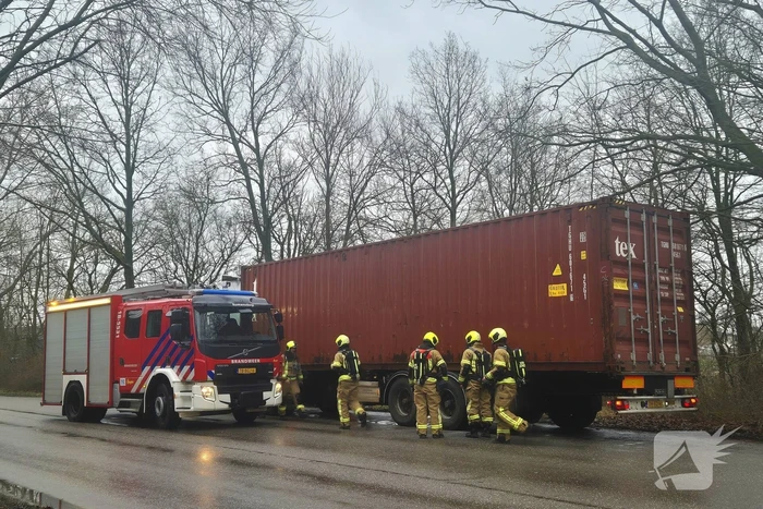 Brandweer controleert vrachtwagentrailer na brandmelding