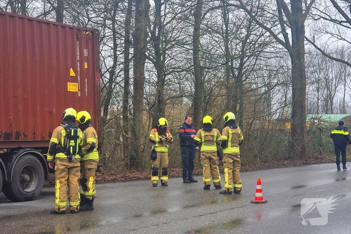 Brandweer controleert vrachtwagentrailer na brandmelding