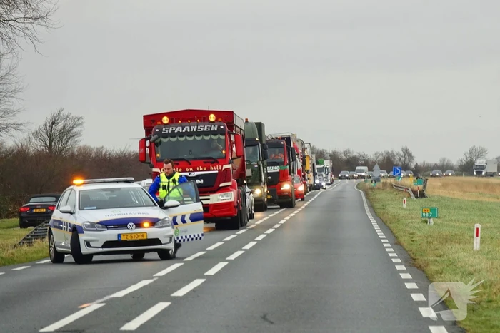 Motorrijder glijdt uit en raakt gewond