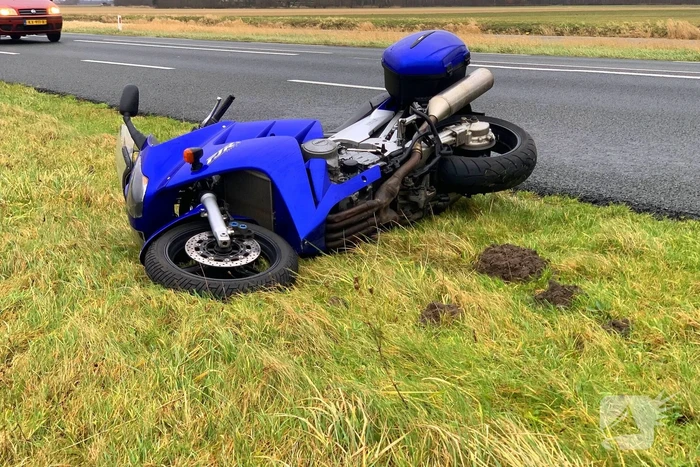 Motorrijder glijdt uit en raakt gewond