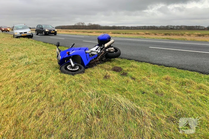 Motorrijder glijdt uit en raakt gewond