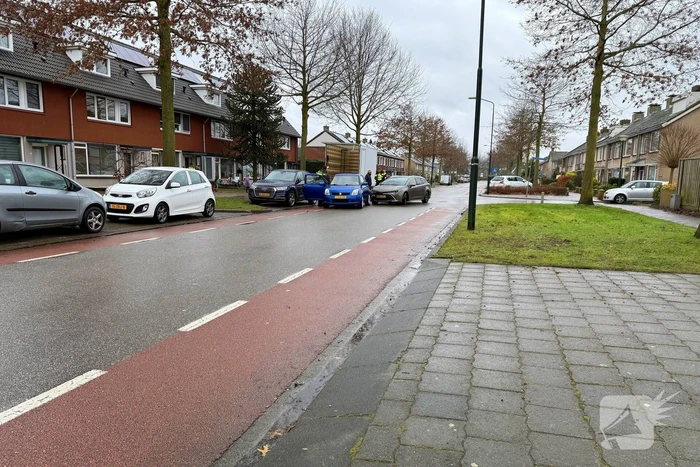Twee voertuigen botsen op elkaar