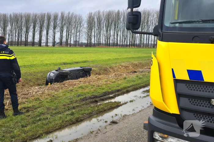 Bestuurder belandt in sloot na uitwijkmanoeuvre