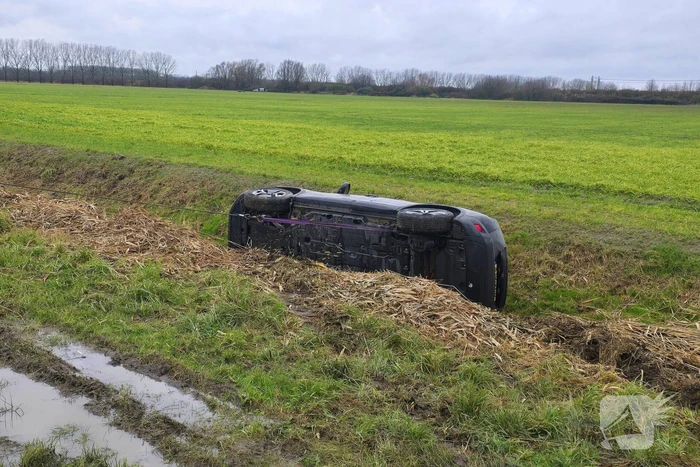 Bestuurder belandt in sloot na uitwijkmanoeuvre