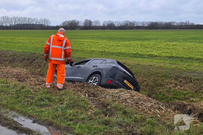 Bestuurder belandt in sloot na uitwijkmanoeuvre