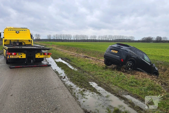 Bestuurder belandt in sloot na uitwijkmanoeuvre