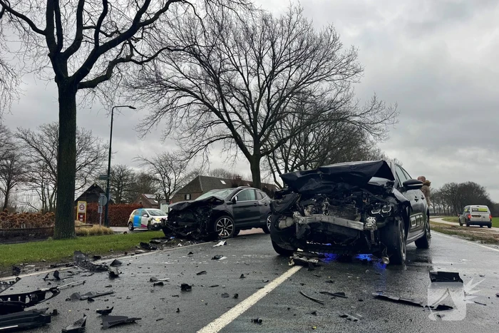 Bestuurder gewond bij frontale aanrijding