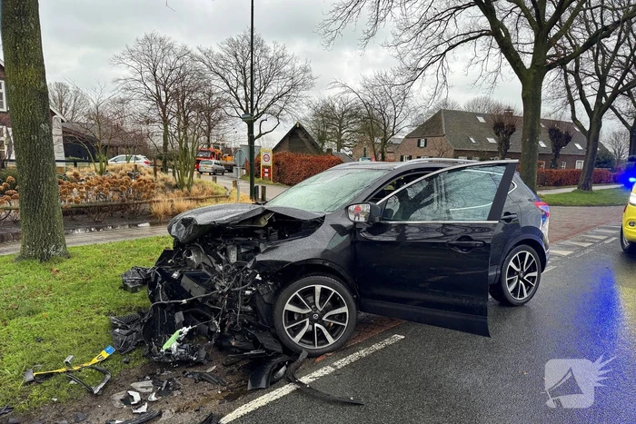Bestuurder gewond bij frontale aanrijding