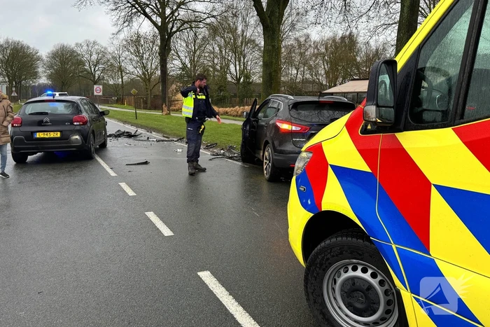 Bestuurder gewond bij frontale aanrijding