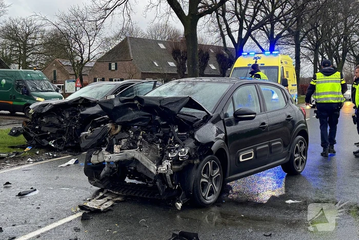 Bestuurder gewond bij frontale aanrijding