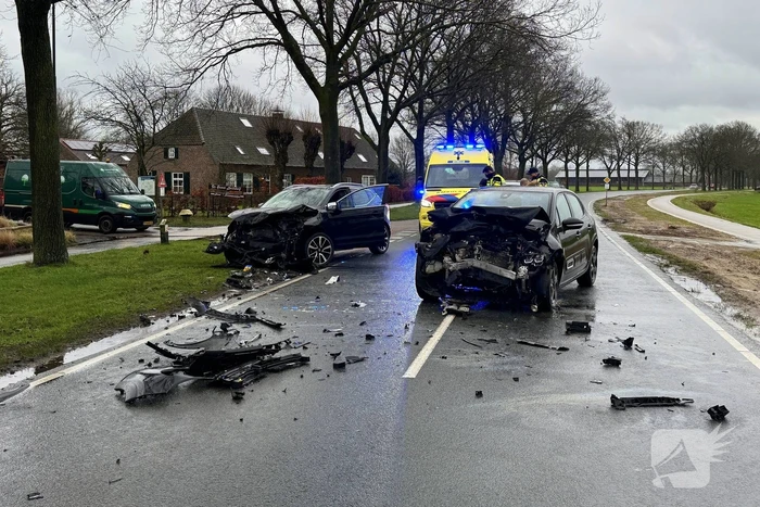 Bestuurder gewond bij frontale aanrijding