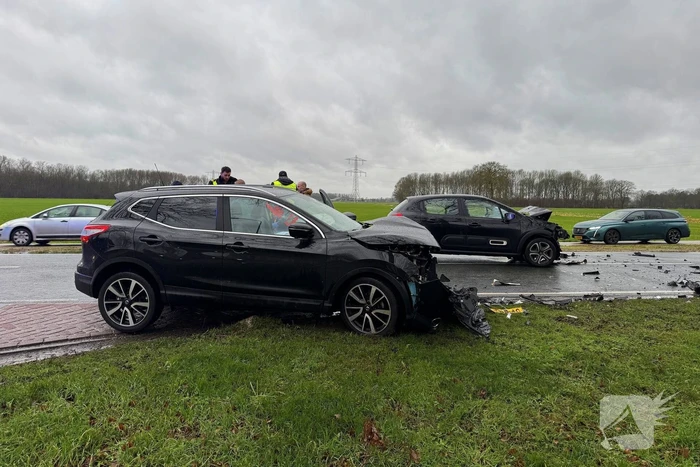 Bestuurder gewond bij frontale aanrijding