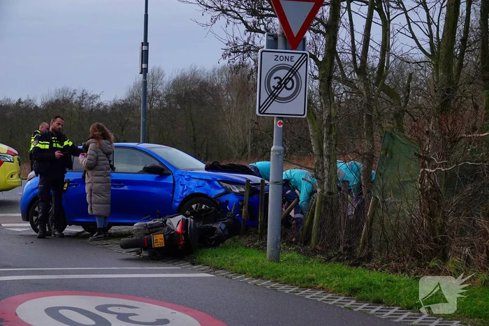 Scooterrijder klapt op personenauto