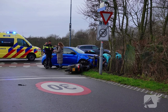 Scooterrijder klapt op personenauto