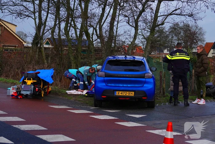Scooterrijder klapt op personenauto