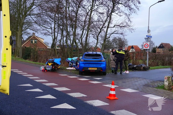 Scooterrijder klapt op personenauto