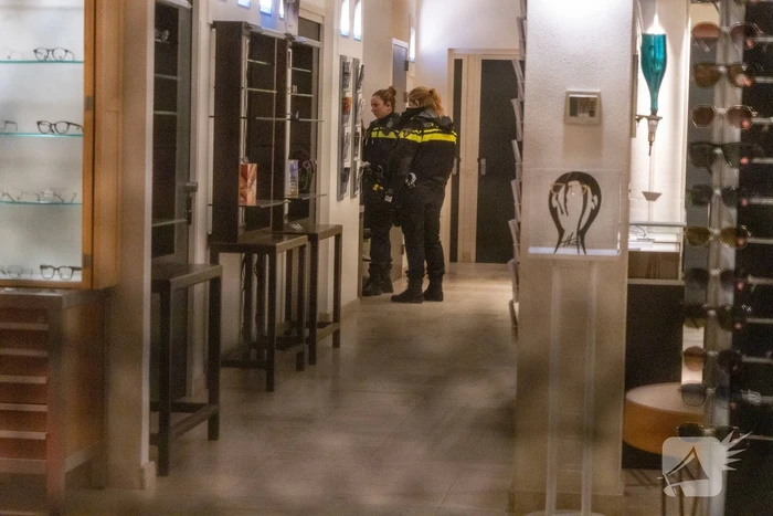 Politie doet onderzoek naar overval op brillenwinkel