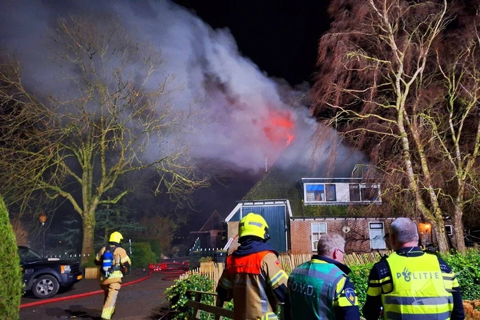 Schoorsteenbrand slaat over na rietenkap
