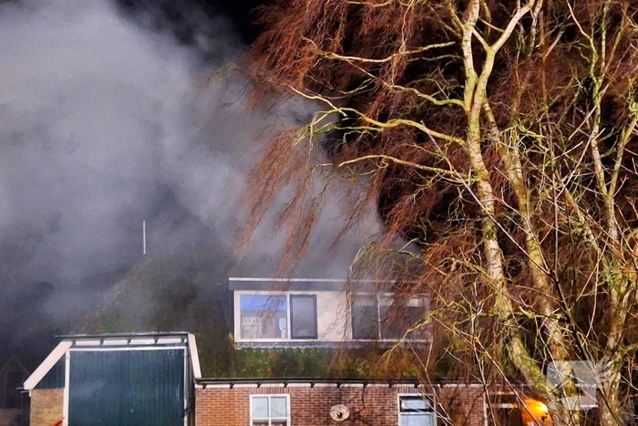 Schoorsteenbrand slaat over na rietenkap