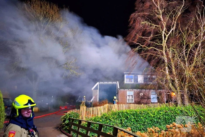 Schoorsteenbrand slaat over na rietenkap
