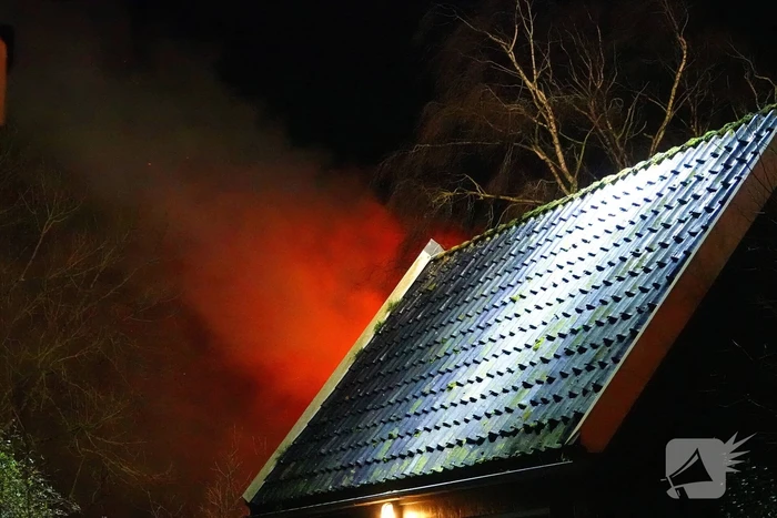 Schoorsteenbrand slaat over na rietenkap