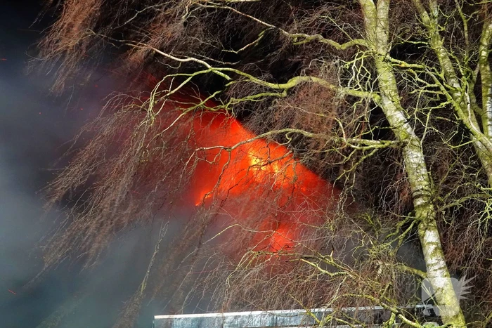 Schoorsteenbrand slaat over na rietenkap