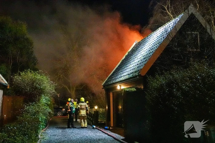 Schoorsteenbrand slaat over na rietenkap