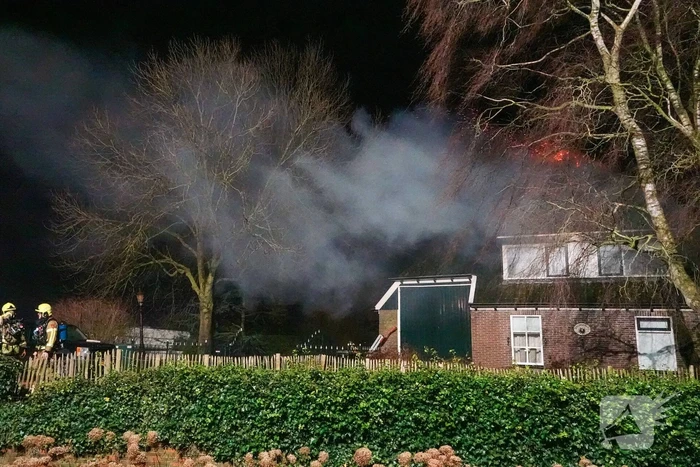 Schoorsteenbrand slaat over na rietenkap