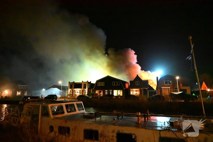 Felle uitslaande brand in loods met auto's