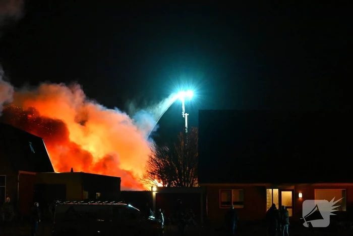 Felle uitslaande brand in loods met auto's
