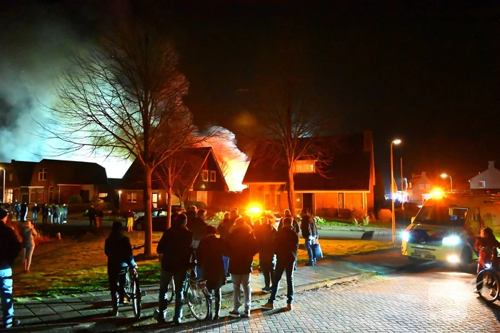 Felle uitslaande brand in loods met auto's