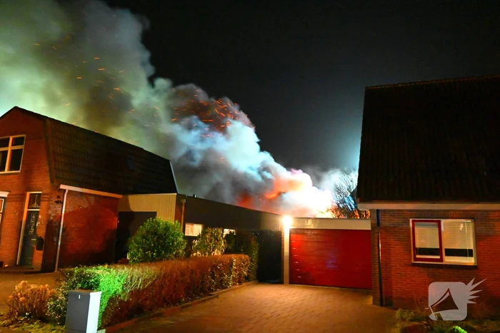 Felle uitslaande brand in loods met auto's