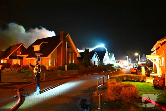 Felle uitslaande brand in loods met auto's