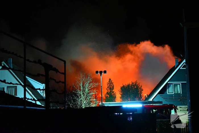 Felle uitslaande brand in loods met auto's