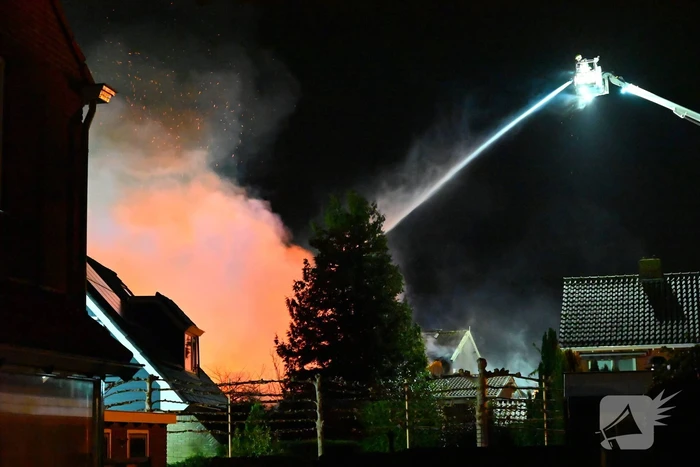 Felle uitslaande brand in loods met auto's