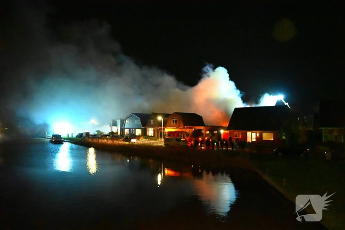Felle uitslaande brand in loods met auto's