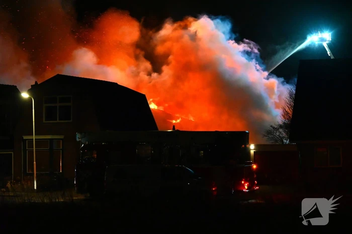 Felle uitslaande brand in loods met auto's