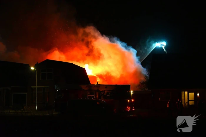 Felle uitslaande brand in loods met auto's