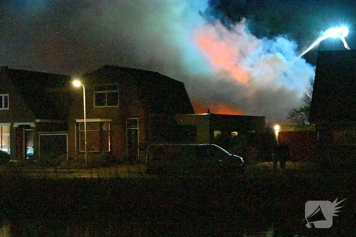 Felle uitslaande brand in loods met auto's