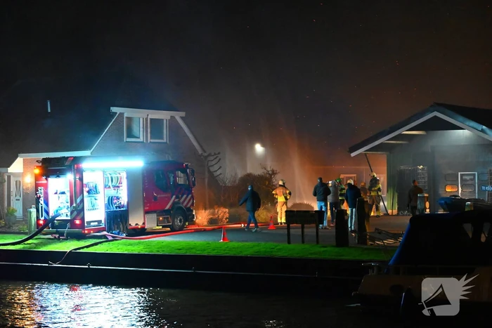 Felle uitslaande brand in loods met auto's